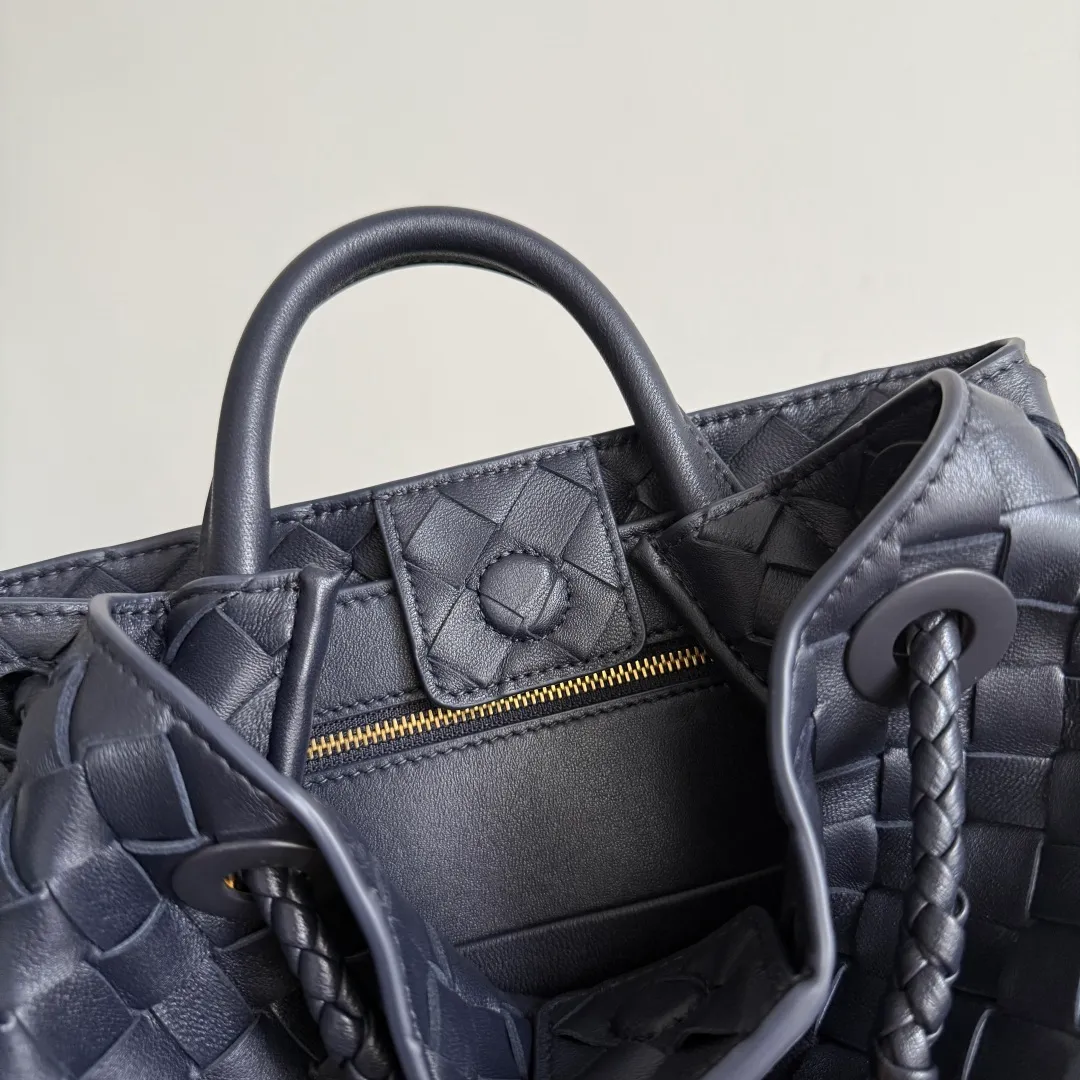 The 2023 new Andiamo batch of 1860 BV has been shipped‼ ️Really popular🔥The new Andiamo woven handbag launched by Bottega Veneta this season is really popular all over the world! ! Celebrities at home and abroad have worn it, and Oscar-winning actress Michelle Yeoh has taken it out on the street. Song Jia, Trai Yara, Yu Feihong, Sanji Ayaka, Rosie Hunting-Whiteley, Yoshioka Riho, etc. have all picked up this bag. It is classic and versatile, showing off its temperament, and the bag capacity is also large, which is very convenient for daily commuting! ! A variety of carrying methods, the shoulder straps can be adjusted by yourself, the original lambskin feels soft and delicate, and the unisex style breaks gender boundaries and brings a more practical and longer-lasting use experience. Andiamo, which has both elegant and casual styles, perfectly interprets the true appearance of "fashionable old money style". Style number: 743568 Size: 25*22*10.5cm